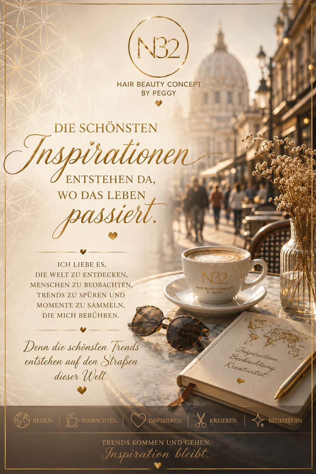 Café-Tisch mit Kaffeetasse, Notizbuch und Sonnenbrille vor europäischer Stadtkulisse, mit Spruch ‚Die schönsten Inspirationen entstehen da, wo das Leben passiert'