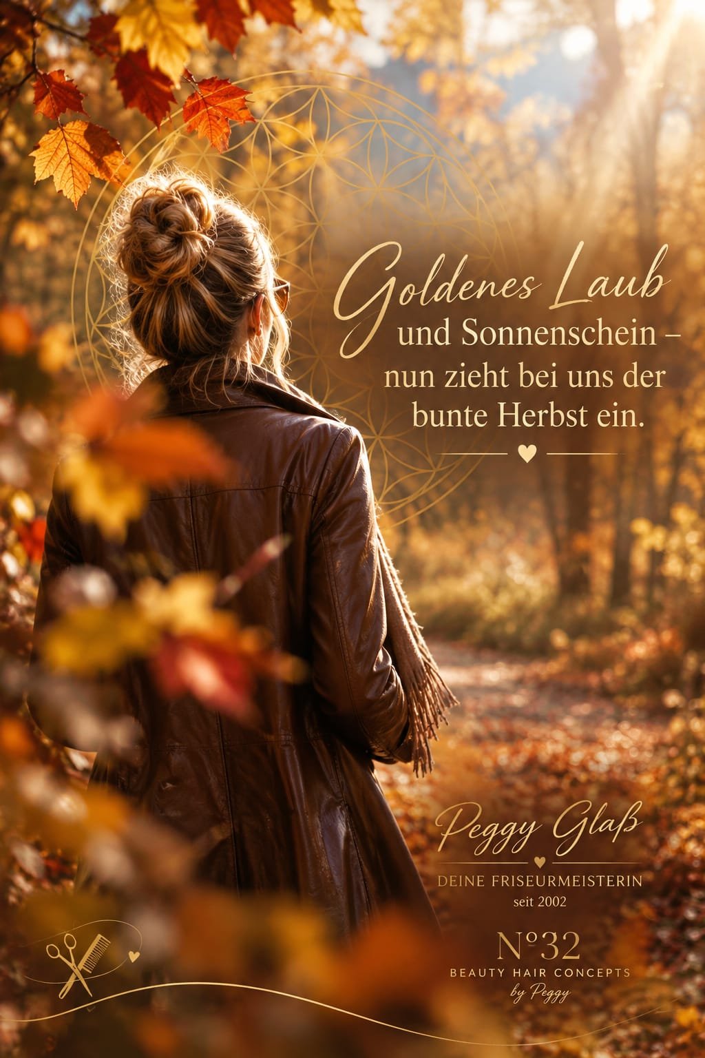 Herbstliches Motiv: Frau von hinten mit Haarknoten und brauner Lederjacke auf einem Waldweg voller goldenem Laub im Gegenlicht, mit Blume-des-Lebens-Ornament und Spruch ‚Goldenes Laub und Sonnenschein – nun zieht bei uns der bunte Herbst ein.', darunter Peggy Glaß, Deine Friseurmeisterin seit 2002, N°32 Beauty Hair Concepts by Peggy